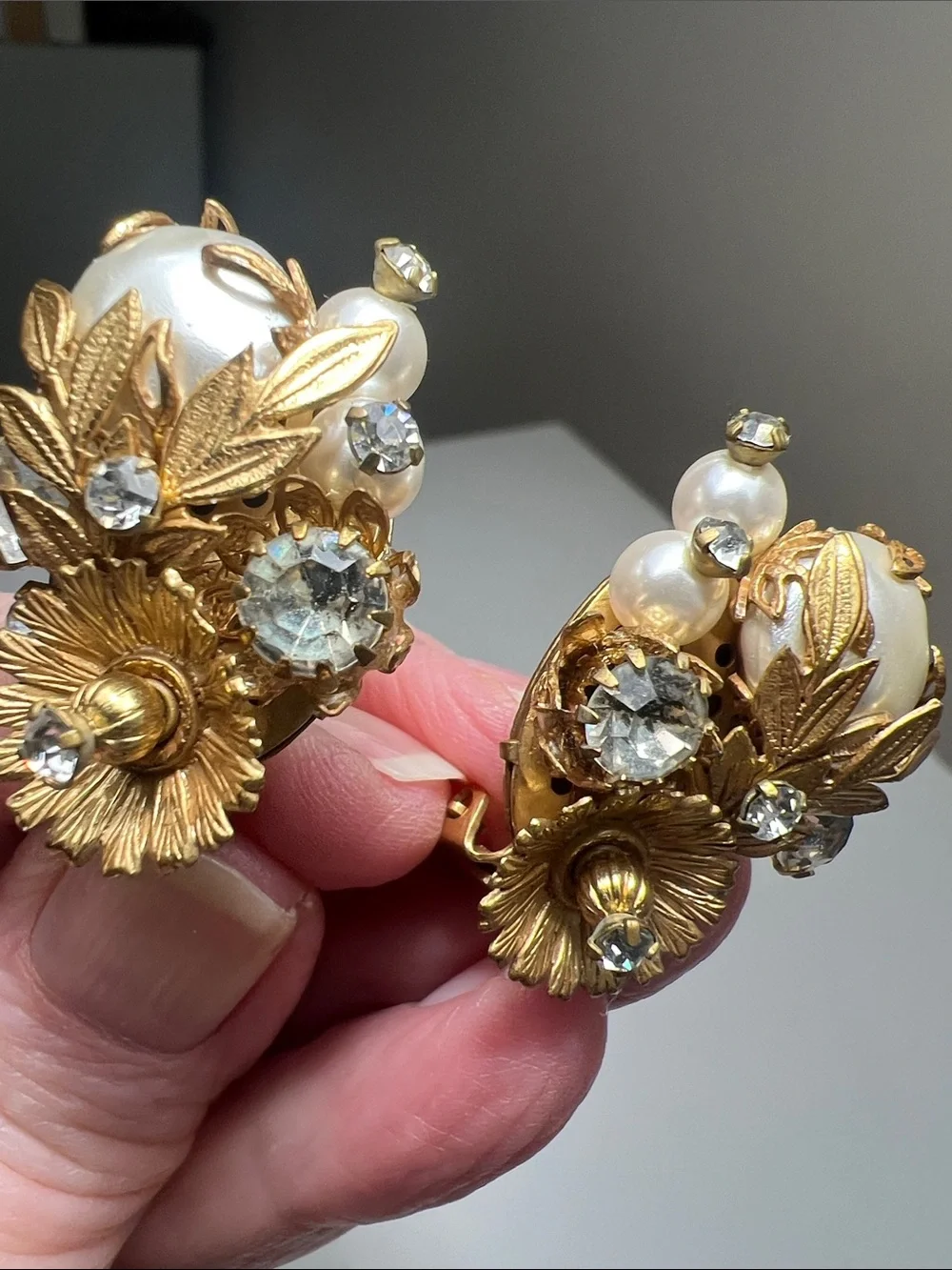 Elaborate Gold-Tone Pearl & Crystal Clip-On Earrings. Estate Vintage - Picture 10 of 14